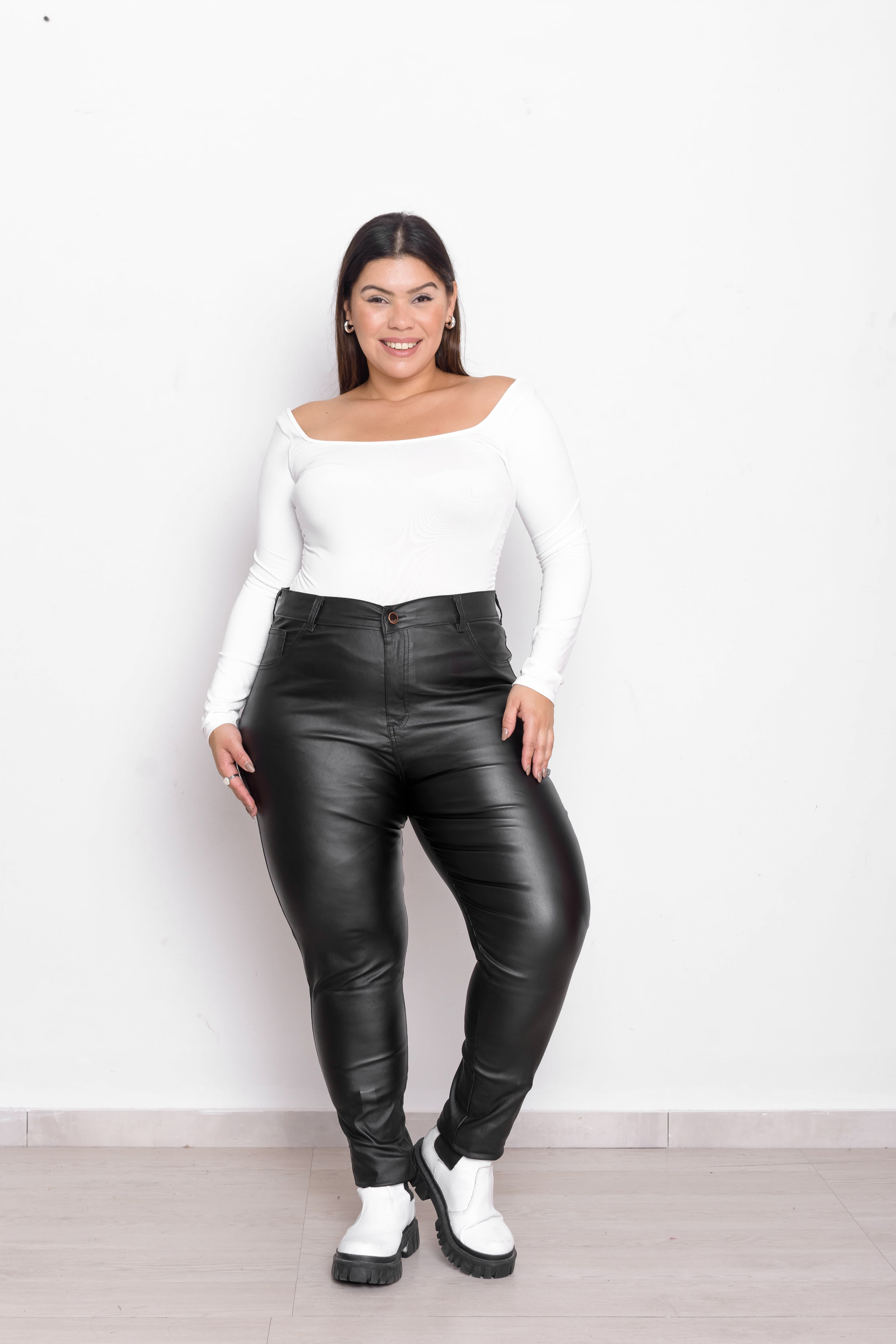 Pantalón Engomado talle grande mujer vista frontal negro DEJEANCI