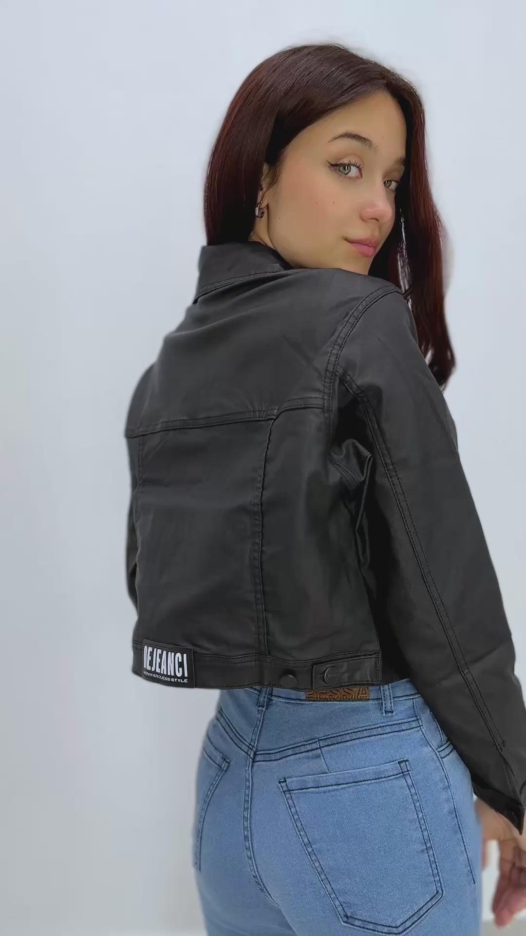 Campera Engomada Corta mujer detalle tela importada costuras reforzadas DEJEANCI